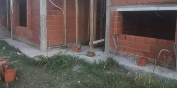 Pintaba el techo de una casa y cayó al vacío
