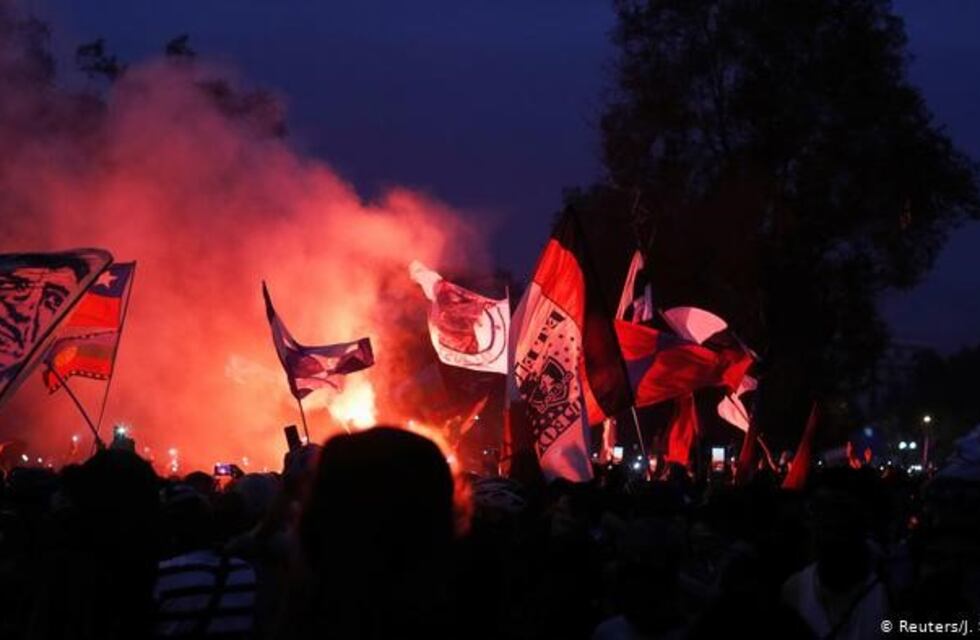En medio de las protestas, atacaron la embajada argentina en Chile