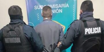 Un remisero que fue descubierto vendiendo droga, quiso escapar y atropelló a un subcomisario en La Plata (Web)
