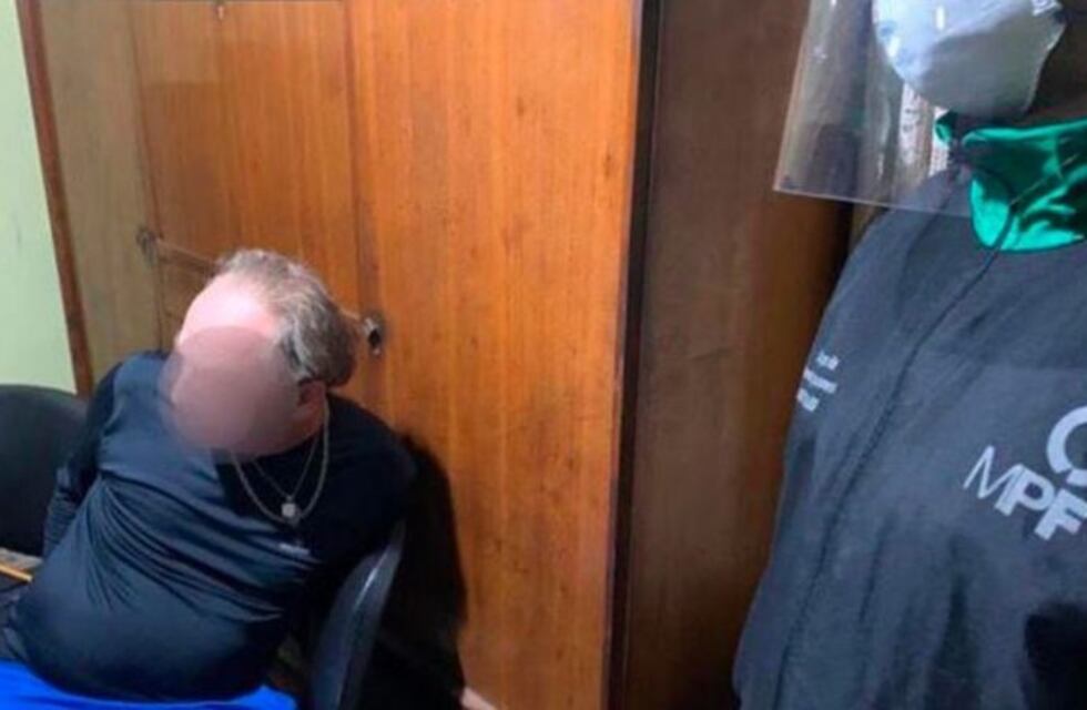 Detuvieron a un maestro de una escuela primaria de Devoto: lo encontraron en la cama con un alumno