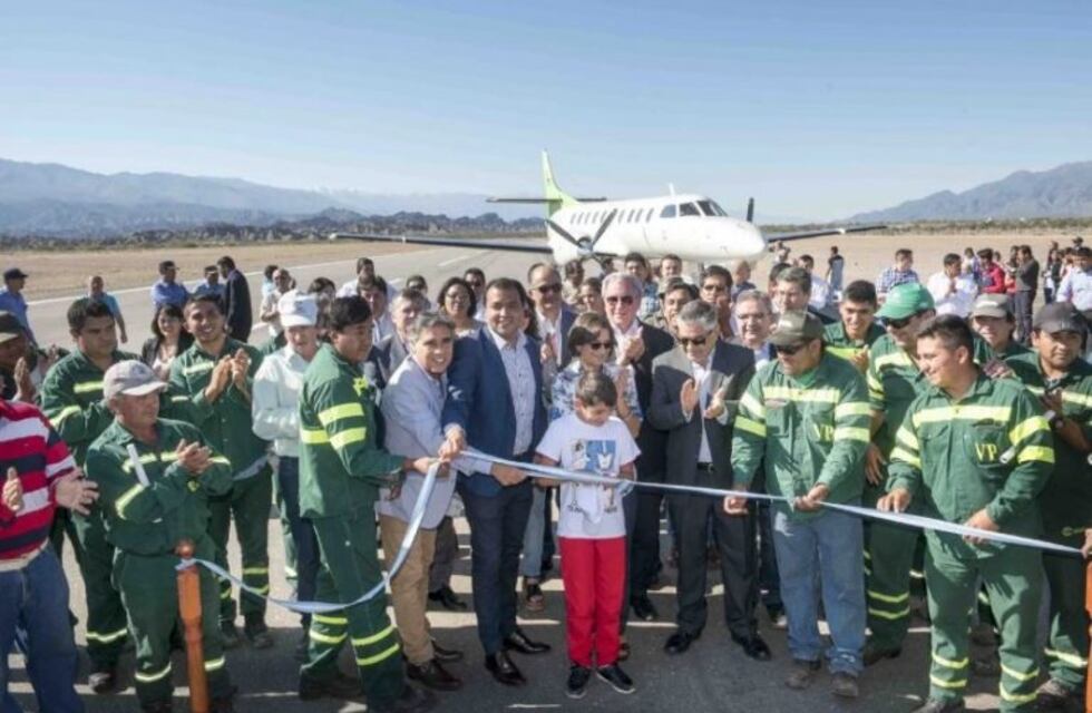 La gobernadora Corpacci inauguró la pista de aterrizaje en Santa María