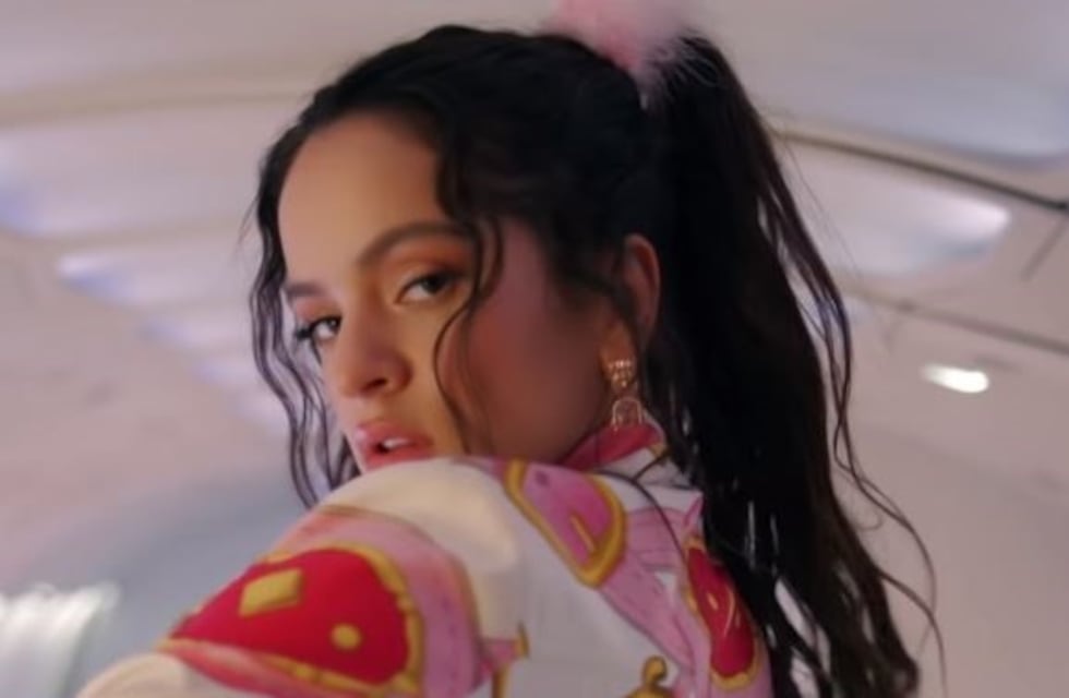La atractiva hermana de Rosalía que la ayuda a inventar su look