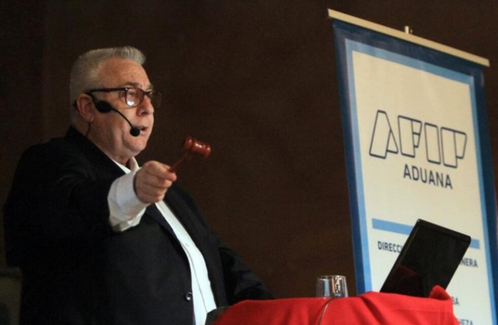 El 'perfecto' inglés del martillero, la 'perlita' de la Megasubasta