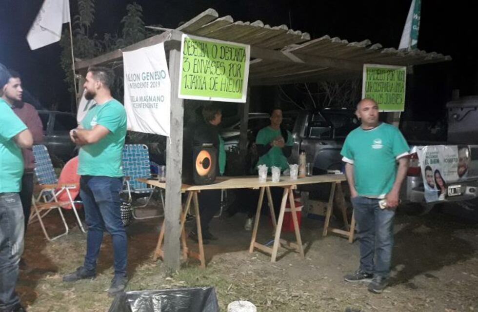 El Vecinalismo Independiente en campaña llevó adelante la acción "canjear hielo por basura" en Arroyito