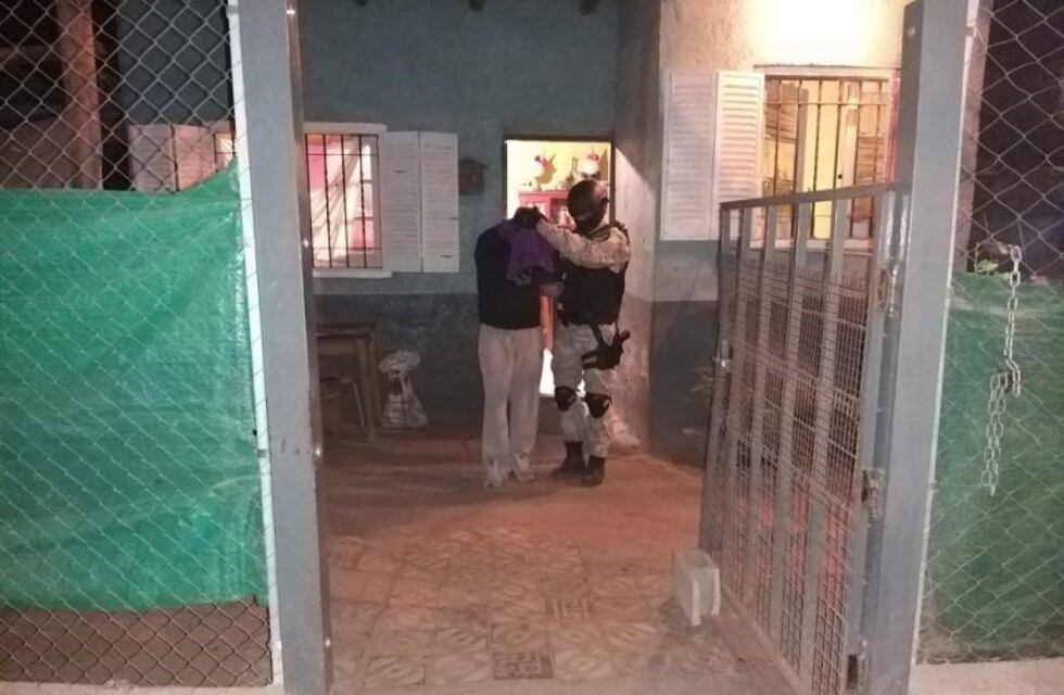 Ocultaron drogas y dinero en la ropa de su hija menor
