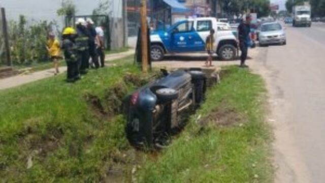 El automovilista se habru00eda dormido y cayu00f3 a la zanja.