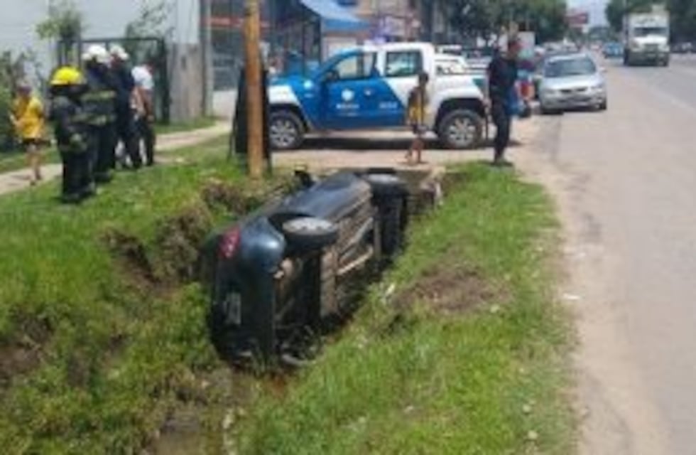 Automovilista se quedó dormido y terminó en una zanja en plena Ruta 9 a la altura de Funes