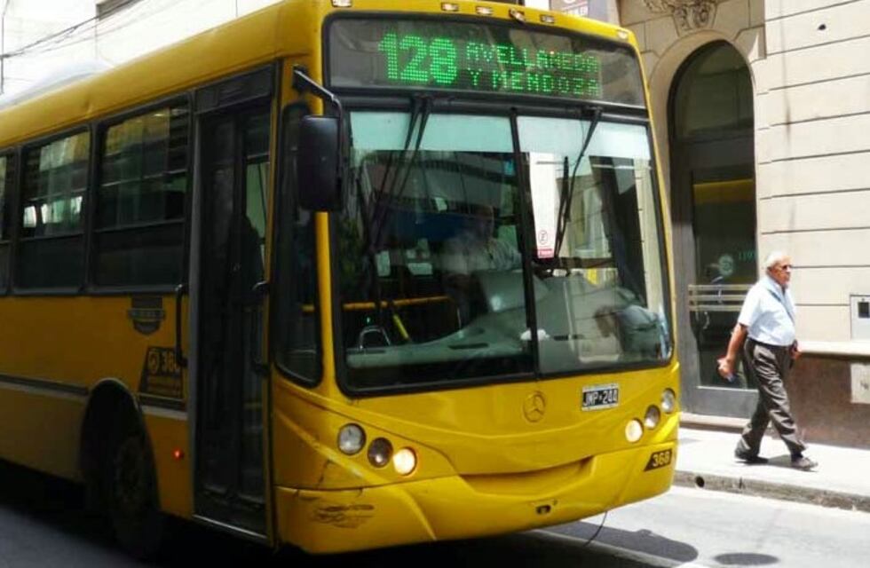 Murió un motociclista que chocó con un colectivo de la línea 128