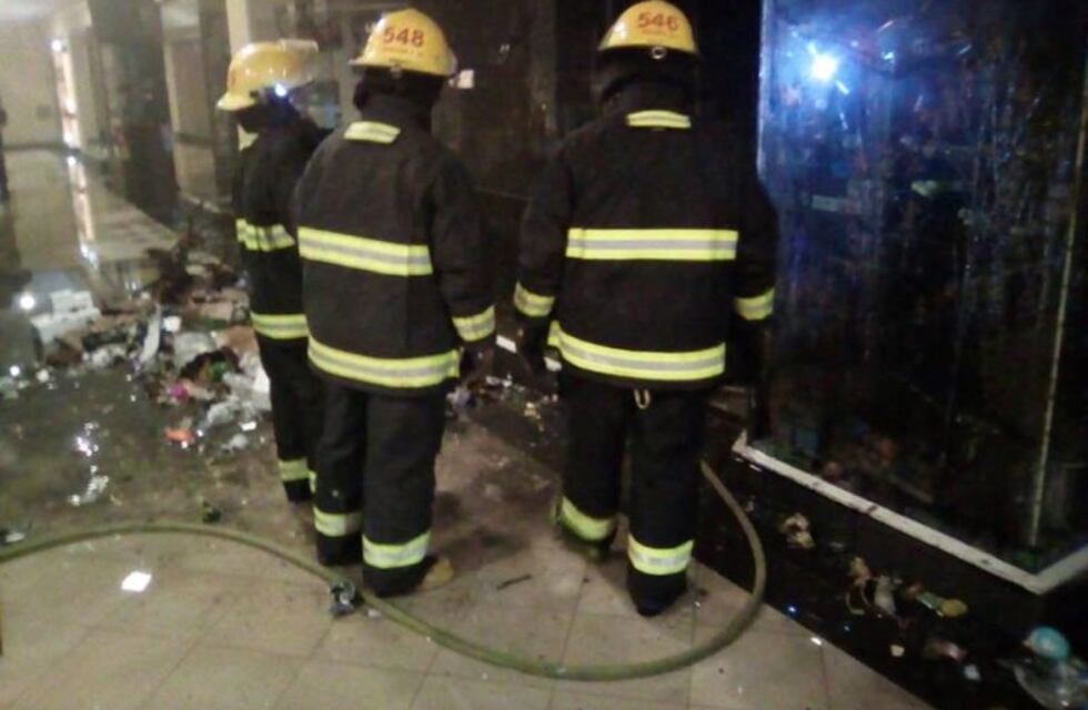 Carlos Paz: se incendió un local comercial en la madrugada