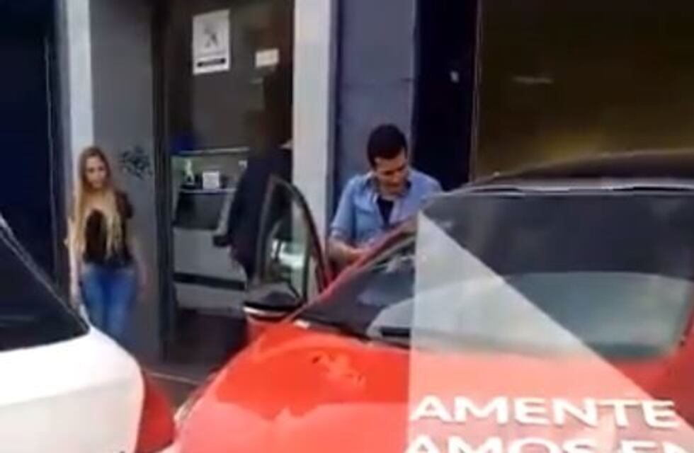 Una mujer probó un auto en una concesionaria y lo sacó por la ventana