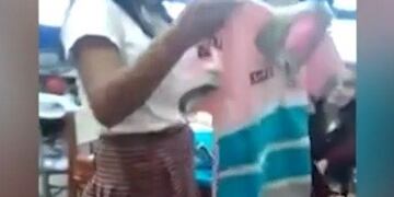 Compañeros de secundaria le regalaron a una alumna la remera de promoción