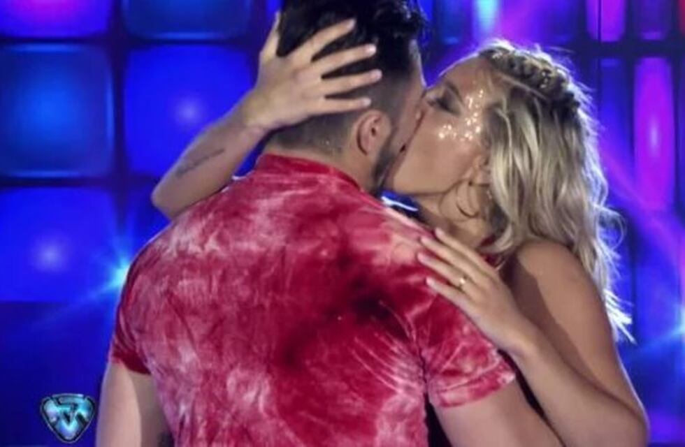 Sol Pérez le comió la boca a Fernando Bertona en el cierre del Pop Latino