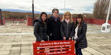 El Calafate: Banco rojo en memoria de maría Noel Martín