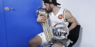 GRAF1477\u002E MÁLAGA\u002E16/02/2020\u002E- El base argentino del Real Madrid, Facundo Campazzo, posa con los trofeos de MVP y de campeones de la Copa del Rey, tras derrotar en la final a Unicaja en el encuentro que han disputado esta tarde frente a Unicaja en el Palacio de Deportes José Mª Martín Carpena, en Málaga\u002E EFE/Jorge Zapata\u002E