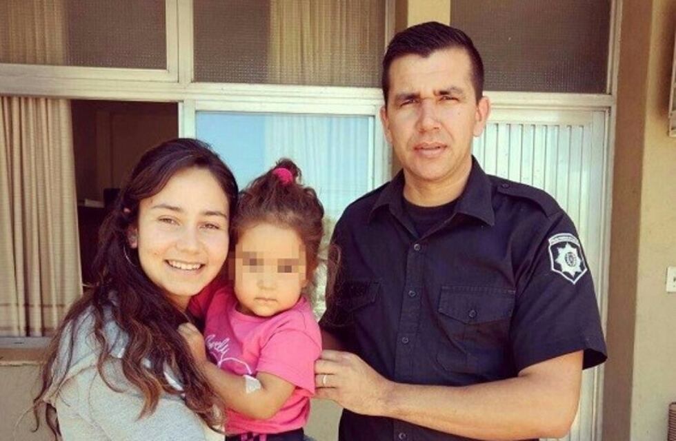 Policía héroe le salvó la vida a una pequeña que cayó a una pileta