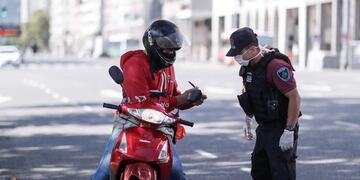 AME7413\u002E BUENOS AIRES (ARGENTINA), 24/03/2020\u002E- La policía realiza controles en el quinto día de la cuarentena obligatoria por el virus Covid-19, este martes, en Buenos Aires (Argentina)\u002E Según el último reporte divulgado por la cartera ministerial, este lunes se confirmaron 36 nuevos casos de COVID-19, la mayoría (13) en la provincia de Santa Fe, seguida por la ciudad de Buenos Aires (11), con lo que el total de infectados asciende a 301\u002E EFE/ Juan Ignacio Roncoroni