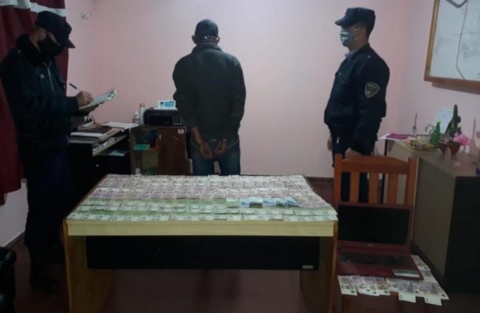 La policía recuperó el dinero robado en un local comercial y detuvo a dos jóvenes