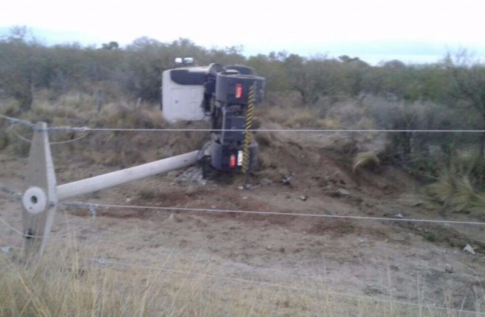 El conductor de un camión manejaba alcoholizado y volcó en San Luis