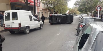 Choque y vuelco en el centro bahiense