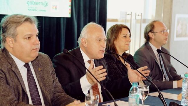 El gobernador de Santa Fe, Miguel Lifschitz, junto a funcionarios del Gabinete y la intendenta de Rosario, Mu00f3nica Fein.