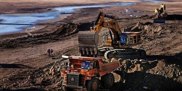 Disponen cese de tareas para frenar contagios de coronavirus en las represas y en Cerro Negro