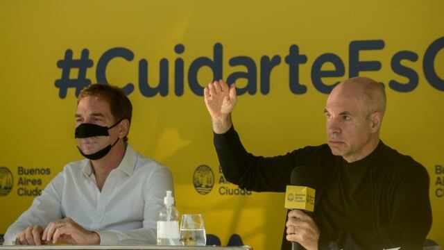Horacio Rodriguez Larreta y Diego Santili en la conferencia de prensa por la extensión de la cuarentena en la Ciudad (Foto: Clarín)