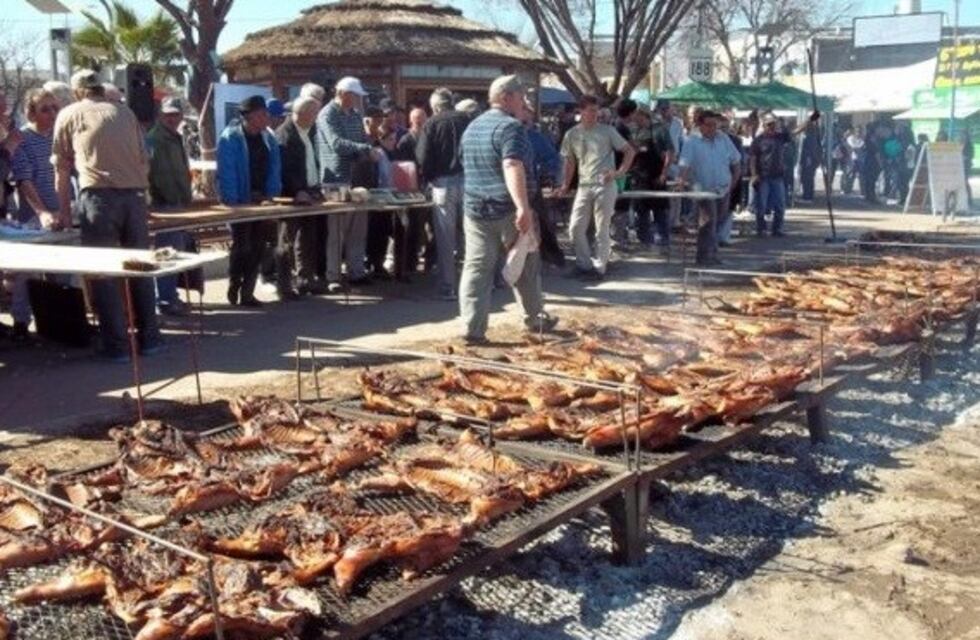 En Alvear ya están con los cubiertos listos, se viene la expo-cerdo