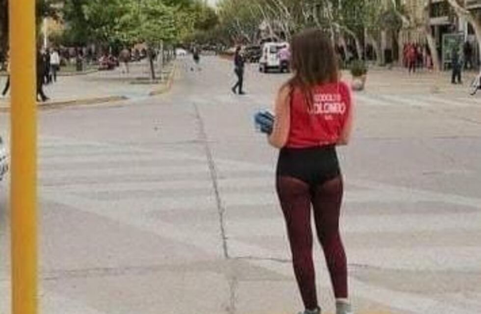 Polémica por la calza "provocativa" en la campaña de un candidato sanjuanino
