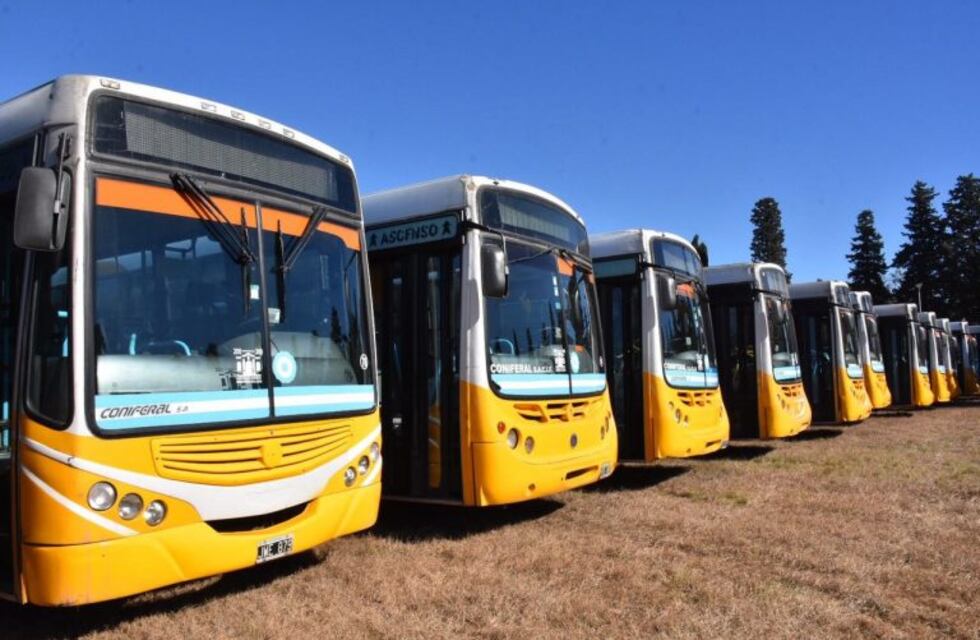 Conflicto en el transporte: salen coches fuertemente custodiados