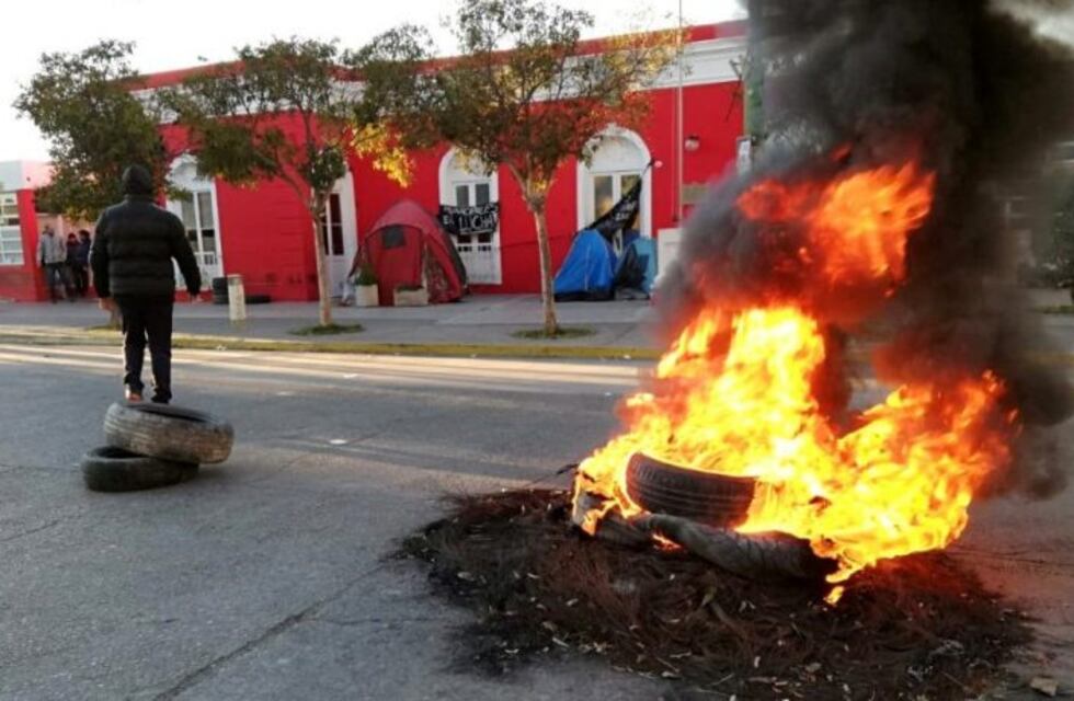 Artero volvió a la comuna y los manifestantes se trasladaron a Casa de Gobierno