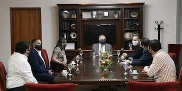 Legislatura: Jaldo recibió al delegado del Enacom\u002E (Legislatura de Tucumán)