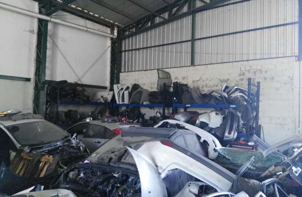 Allanaron un desarmadero trucho y secuestraron 500 autopartes