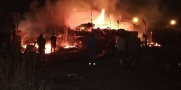 Una de las viviendas afectas por el fuego anoche en Las Heras\u002E