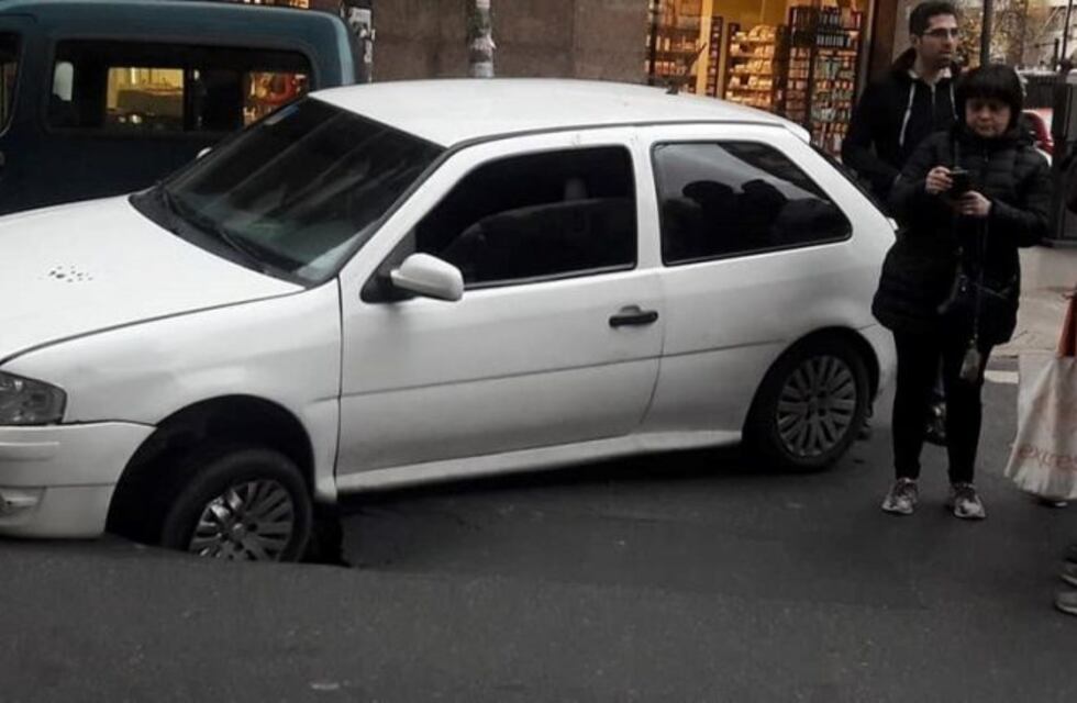 Caballito: cedió el asfalto y cayó un auto dentro del pozo