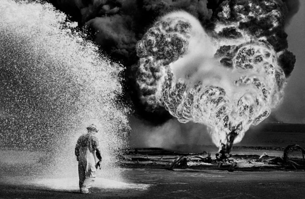 La Guerra del Golfo, 30 años después, en la mirada del gran fotógrafo Sebastião Salgado