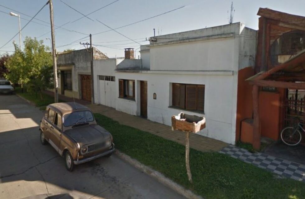 Forzaron el portón de una casa y se llevaron un auto y una moto