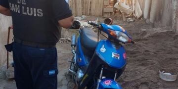 Robaron una moto y quisieron escapar de la policía\u002E