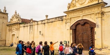 Imagen ilustrativa de guía de turismo