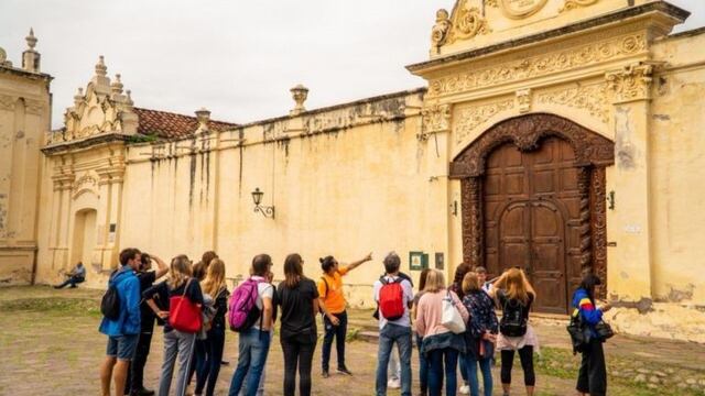 Imagen ilustrativa de guía de turismo