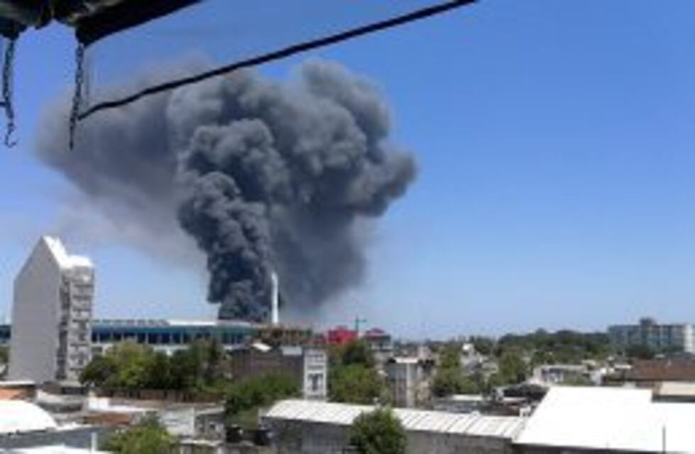 Un incendio destruyó una fábrica de colchones en Avellaneda