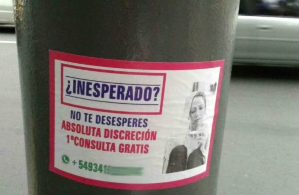 Ofrecen realizar abortos con carteles en la vía pública