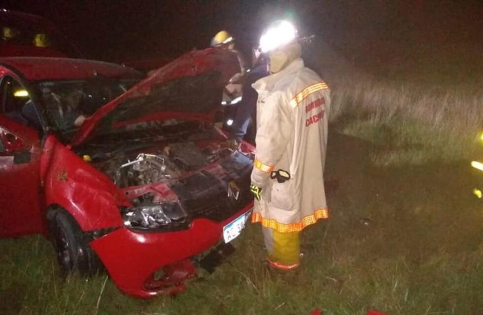 Ruta 3: volcó un auto y hay tres heridos