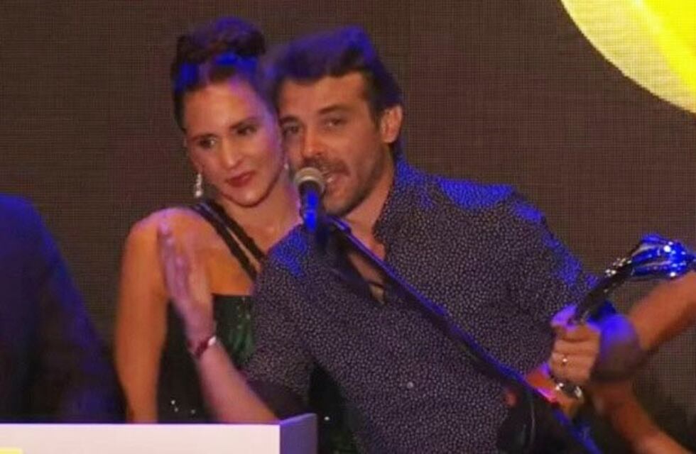 Pedro Alfonso devolvió un reconocimiento que le dieron en los Premios Carlos y despertó polémica