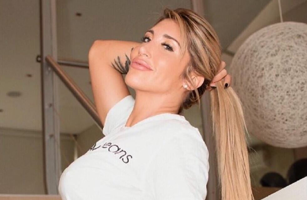 Ayelén Paleo se mostró acostada de espaldas en la cama y con un particular look