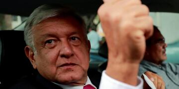 MEX03\u002E CIUDAD DE MÉXICO (MÉXICO), 11/07/2018\u002E- El futuro presidente de México, Andrés Manuel López Obrador, llega hoy, miércoles 11 de julio de 2018, a una reunión en Ciudad de México (México) con candidatos a diputados y alcaldes electos de la coalición \