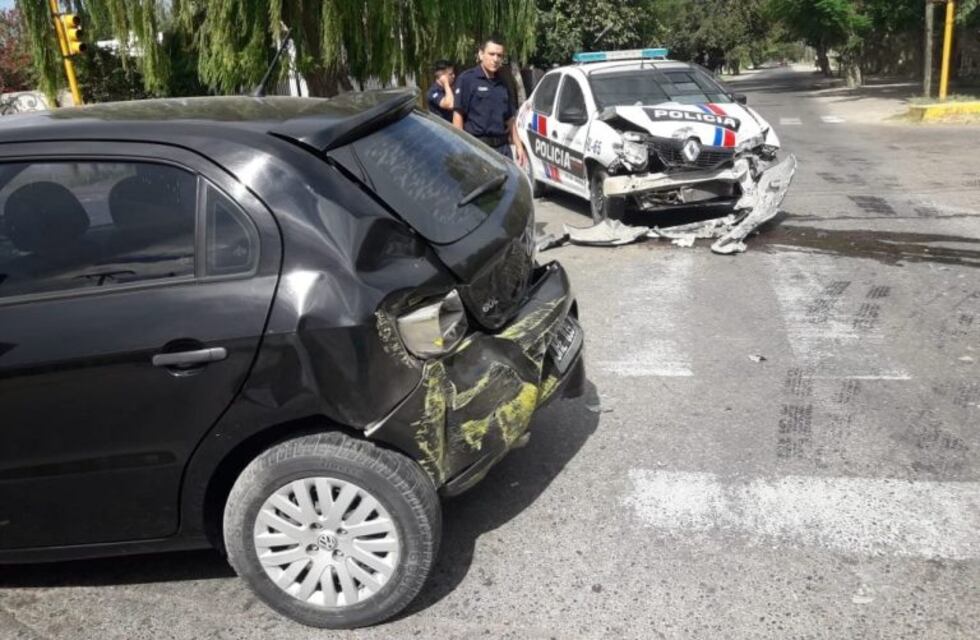 Cruzó la calle con el semáforo en verde y lo chocó un patrullero