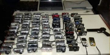 Escaparon del robo de una moto y al atraparlos les encontraron 81 cu00e1maras digitales
