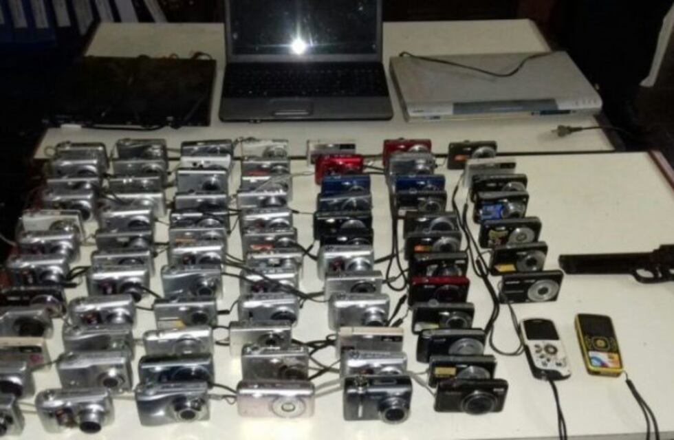 Los buscaban por el robo de una moto y al atraparlos les encontraron 81 cámaras digitales