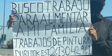mendocino busca trabajo con un cartel por las calles de Godoy cruz