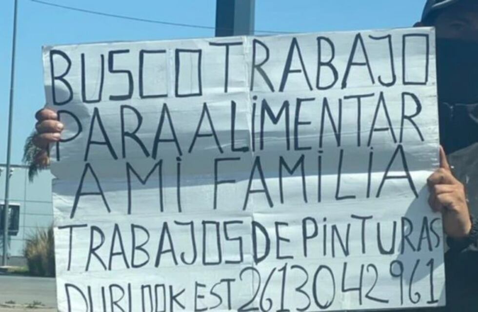 Se quedó sin empleo y ofrece su trabajo por las calles para alimentar a su familia